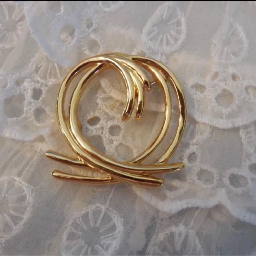 Super Stylish Crown TRIFARI Vintage Gold Tone Brooch